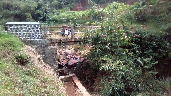 Sudah 1 Tahun Lebih Jembatan Penghubung Garut-Sumedang yang Rusak Diterjang Banjir Bandang Belum Juga Diperbaiki, Warga: Itu Bahaya!