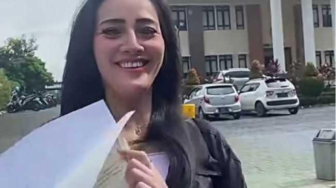 Heboh! Resmi Menjanda, Perempuan Muda Kegirangan Sambil Pamer Akta Cerai di Halaman Gedung PA Cianjur