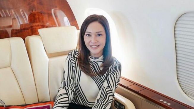 Maia Estianty Pamer Lagi Naik Private Jet Bertarif Rp115 Juta Per Jam, Netizen: Bunda Mau ke Surabaya Ya?