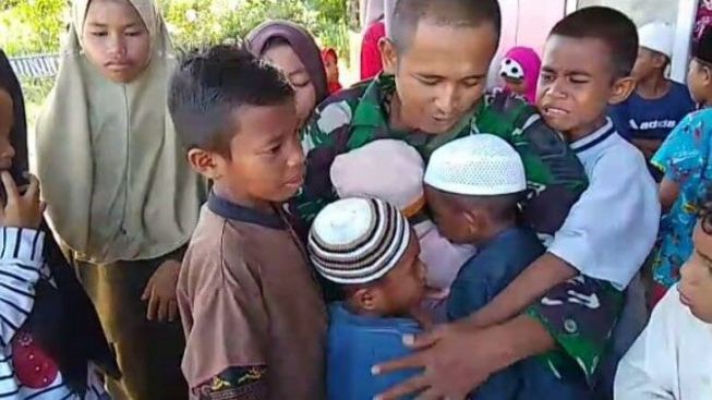 Kepindahan Sersan Mayor Mohammad Riadi Ditangisi Puluhan Anak-anak, Sosok Inspiratif ini Kini menjadi Viral di Media Sosial