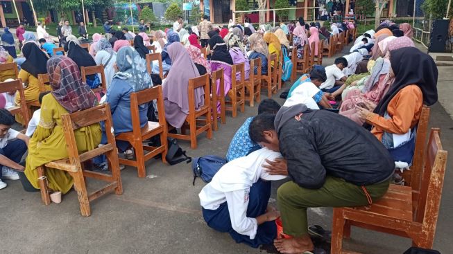 Membasuh Kaki Orangtua, Tandai Kelulusan Siswa Kelas IX SMPN 2 Cigedug Kabupaten Garut