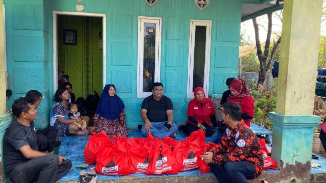 Gegara Bakar Sampah, Tiga Rumah Kakak Beradik di Garut Dilahap Jago Merah