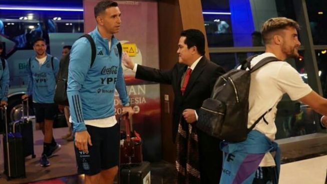 Timnas Argentina Tiba di Indonesia Disambut Kalungan Kain Timor oleh Erick Tohir, Sederet Bintang Sepakbola Dunia Turut Hadir