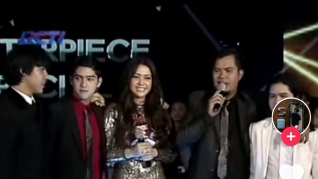 Momen Kikuk Mulan Jameela saat Ahmad Dhani Sepanggung dengan Mantan Istri sampai Diajak Pelukan