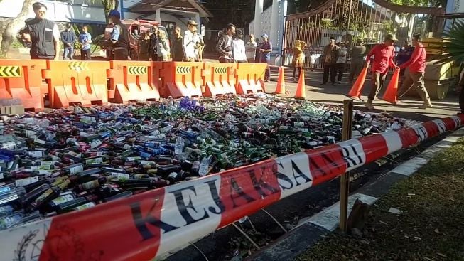 Kejaksaan Negeri Garut Memusnahkan Ribuan Botol Miras Senilai Rp2,5 Miliar dan Uang Palsu Sebanyak Rp2,3 Miliar