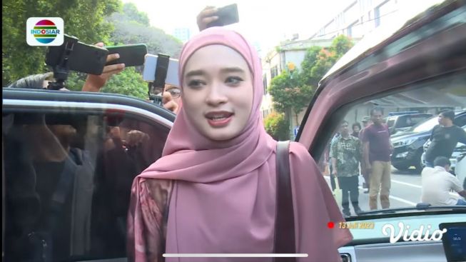 Bangkit dari Keterpurukan, Inara Rusli Beli Mobil Listrik Keluaran Terbaru