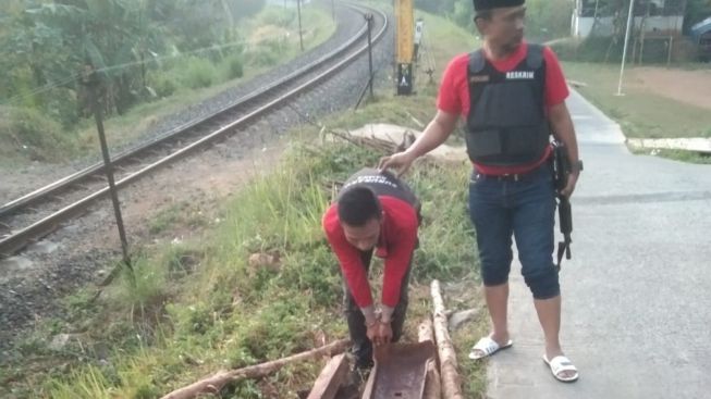 Patroli Saat Jam Rawan, Reskrim Polsek Malangbong Tangkap Pelaku Pencurian Rel Kereta Api