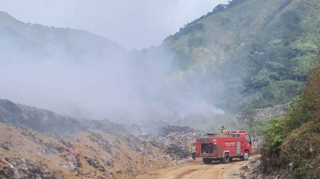 Kebakaran di TPA Pasirbajing Garut, Warga Tutup Akses Pembuangan Sampah