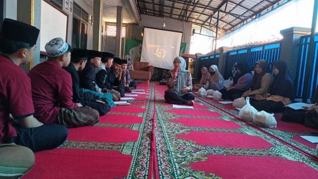 Diskusi Santri di Malangbong Garut, Melawan Penyebaran Paham Radikalisme dengan Literasi Informasi