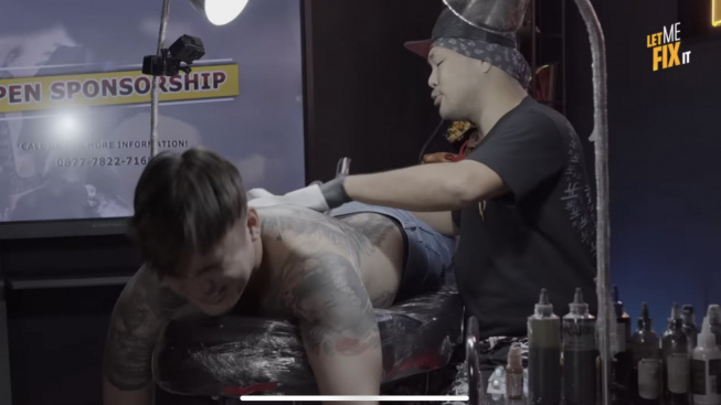 Rendy Kjaernett Meradang Kesakitan Hingga Menyebut Tuhan Saat Merubah Tato Syahnaz