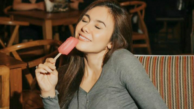 Duh! Ikutan Oklin Fia, Wulan Guritno Unggah Pose Menggoda dengan Es Krimnya