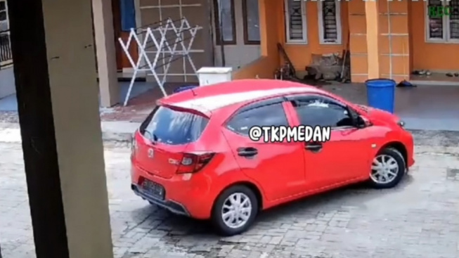 Ditinggal Pemilik Saat Dipanaskan di Garasi, Sebuah Mobil di Medan Dibawa Kabur Maling