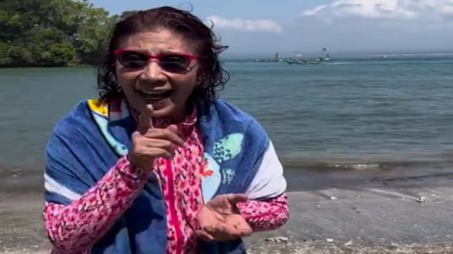 Susi Pudjiastuti Bercelana Ketat Warna Merah, Ajak Jauh Polusi dengan Datang ke Pangandaran, Tak Diduga Ada Fans Bilang Soal 'Disetir Rezim'