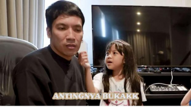 Desta Kena Teguran Anak Gegara Pakai Anting, Netizen: yang Diomongin Bener