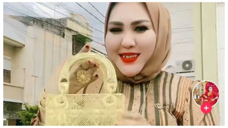 Viral! Wanita Beli Tas Emas Seharga Rp553 Juta, Siapakah Sosok Wanita Ini?