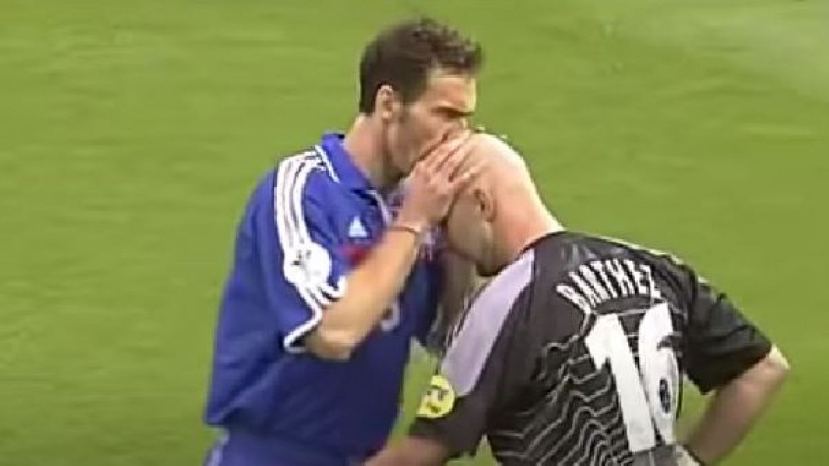 laurent blanc [Pemain Belakang Prancis Laurent Blanc mencium Kiper Fabian Barthez saat Piala Dunia 1998. [Tangkapan layar YouTube]]