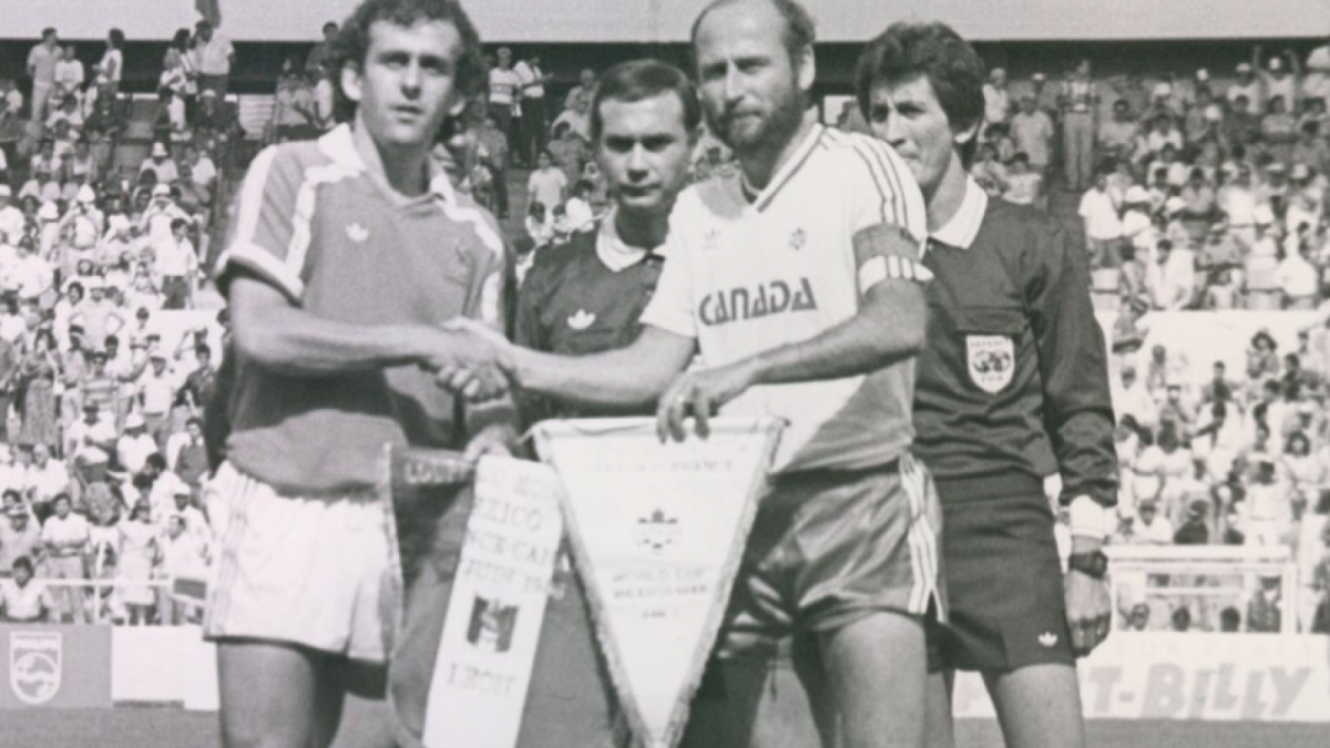 Bruce Wilson dan Michel Platini di Piala Dunia 1986 [@CanadaSoccerEN]