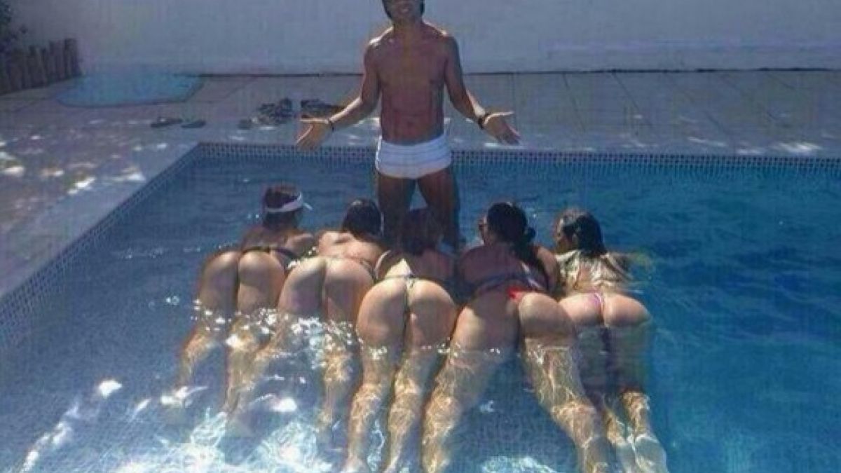 Ronaldinho berenang dengan lima wanita cantik [@berahero]