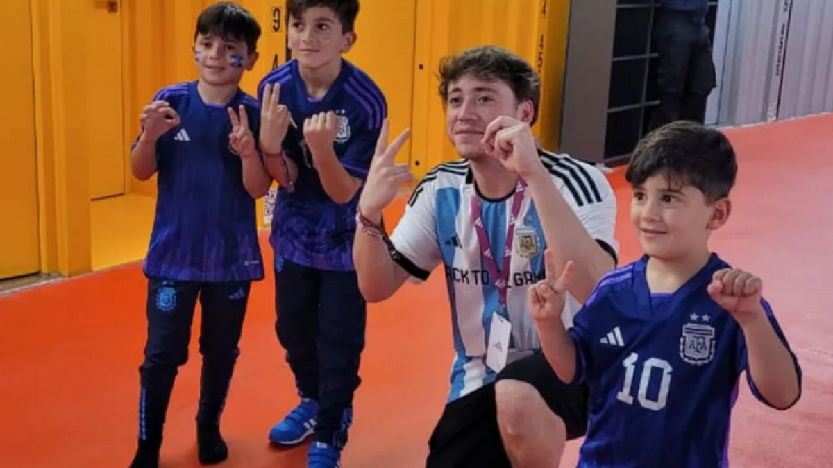 Tiga anak Lionel Messi, Thiago, Mateo dan Ciro berfoto bersama Paulo Londra. [lanacion.com]