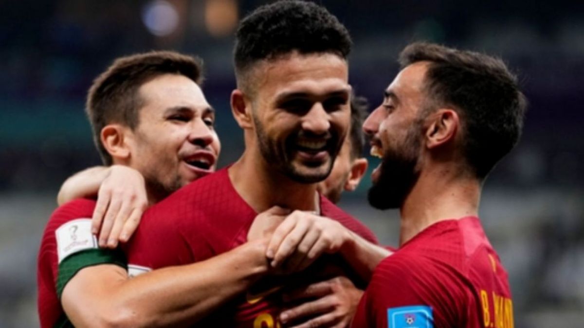 Pemain timnas Portugal, Goncalo Ramos (tengah) melakukan selebrasi bersama rekan-rekannya [SKYSPORTS]