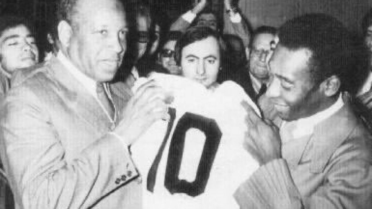 Lerbi Benbarek bersama Pele [@LePaf]