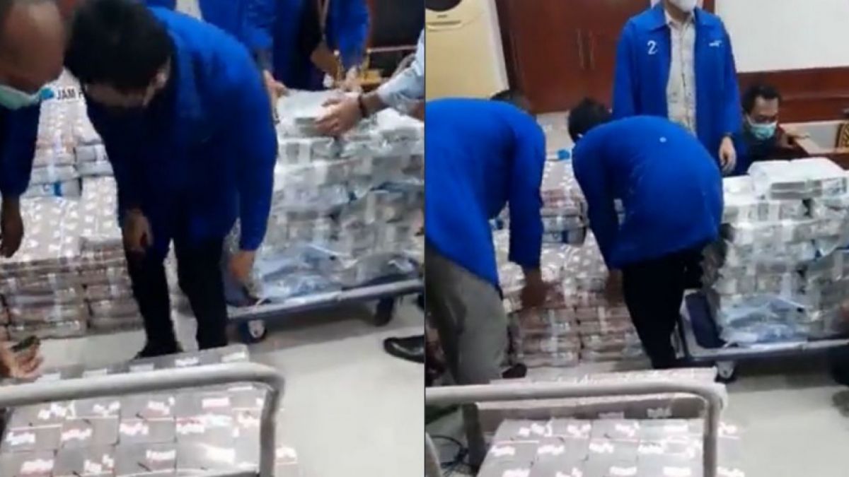 Tumpukan uang hasil sitaan dugaan kasus korupsi Surya Darmadi (Twitter/ yusuf_dumdum)