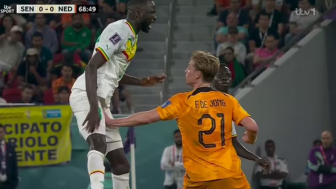 Ngilu! Video Detik-detik Frenkie de Jong Sikat Penis Gelandang Senegal