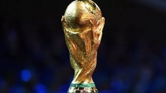 Intip Rumitnya Membuat Replika Trofi Piala Dunia yang Berlapis Emas
