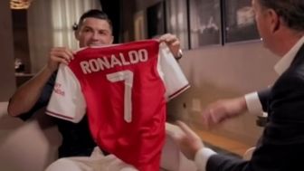 Piers Morgan Unggah Foto Ronaldo Pegang Jersey Nomor 7 Arsenal