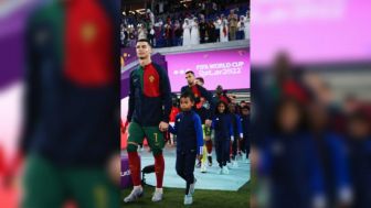 Wuiihh... Bocah Pendamping Ronaldo Jelang Portugal vs Ghana Ternyata Asal Indonesia, Ini Sosoknya