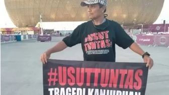 Spanduk Usut Tuntas Tragedi Kanjuruhan Membentang di Piala Dunia 2022