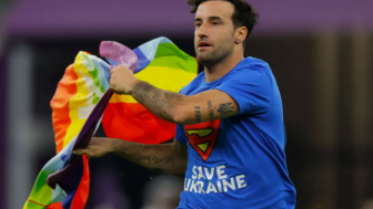 Pria Superman Serbu Lapangan Saat Laga Portugal vs Uruguay, Kibarkan Bendera Pelangi