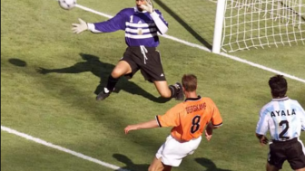 Dari 1976 hingga 2022: Sejarah Pertemuan Belanda kontra Argentina, Gol Dennis Bergkamp Paling Dikenang