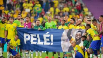 Timnas Brasil Bentangkan Spanduk Dukungan untuk Pele, Bagaimana Keadaannya ?