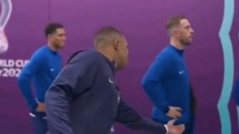 Momen Kylian Mbappe Dicuekin Pemain Inggris saat Berada di Lorong Stadion