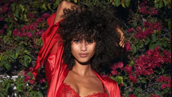 Kenakan Lingerie Merah, Imaan Hammam Kasih Dukungan Penuh untuk Maroko Jelang Lawan Prancis