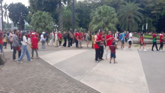 Jelang Kick Off, Ribuan Suporter Masih Tertahan di Luar Stadion GBK