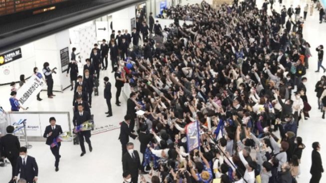 Pemain Timnas Jepang Disambut Seperti Pahlawan saat Tiba di Bandara