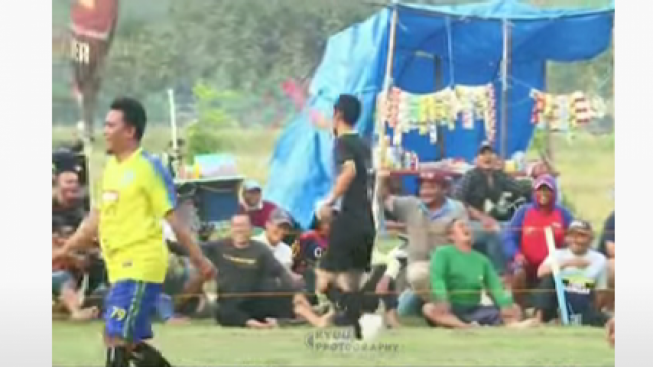 Aksi Lucu Wasit Tarkam Standar FIFA, Cek VAR Lewat TV Mati hingga Penonton Kena Kartu Merah