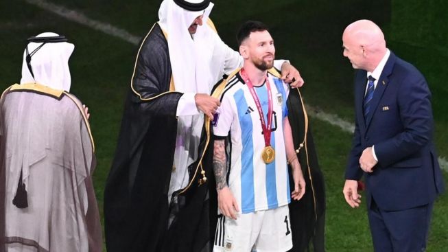 Jubah Bisht Lionel Messi Ditawar Rp 15,58 Miliar, Netizen: Kursi Cadangan Cristiano Ronaldo Nggak Ada yang Minat?