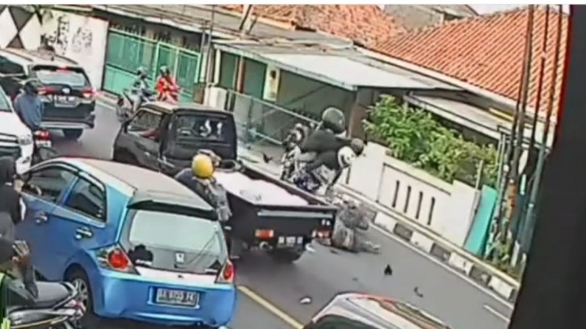 Tangkapan layar unggahan Twitter @merapi_uncover dan twitt tanggapan pihak Mie Gacoan [Sumber : Twitter/ @merapi_uncover dan @mie_gacoan]