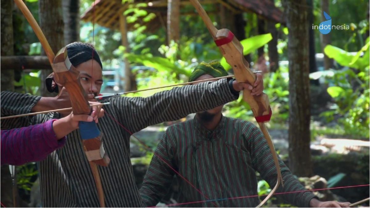 Jemparingan gagrak perpani yang dilakukan dengan busur sedikit miring searah jam satu atau dua. [Indotnesia/Amirul Mukmin]
