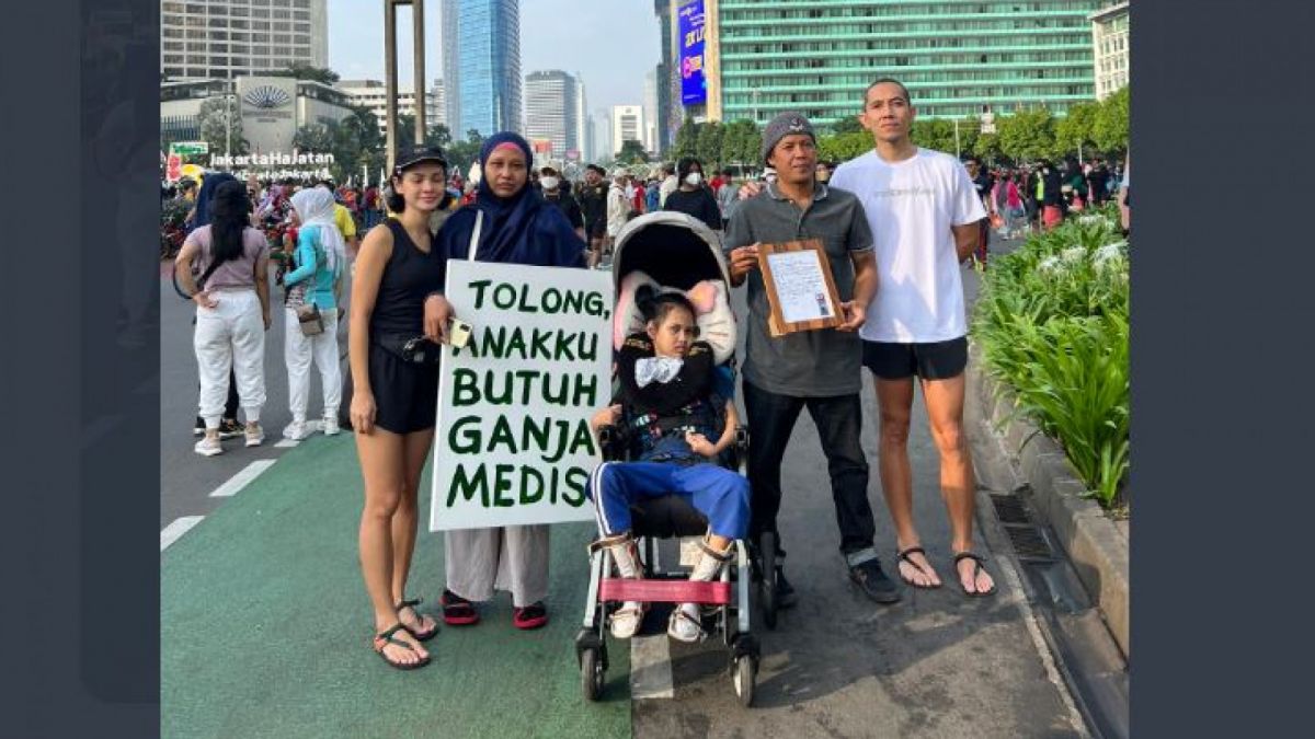 Potret Ibu Santi dan Pika saat berada di CFD Bundaran HI, Jakarta pada Minggu (26/6/2022). [Twitter/andienaisyah]