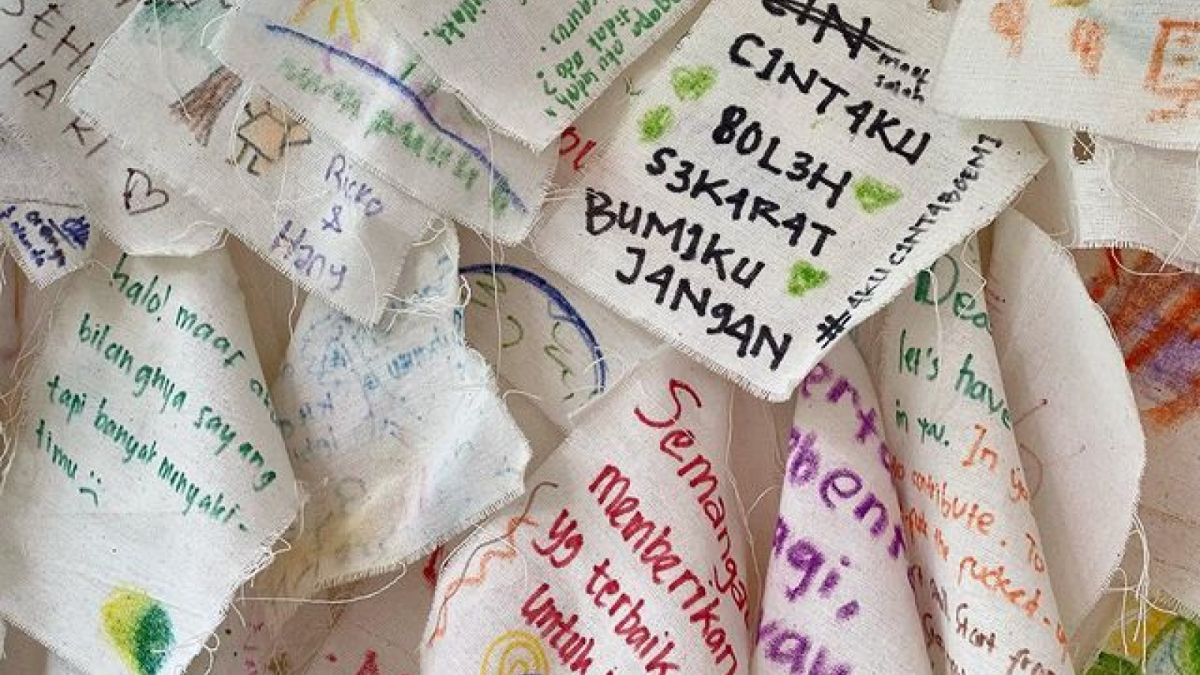 Potongan kain yang berisi tulisan dan gambar dari pengunjung Artjog 2022. [Instagram/@sejauh_mata_memandang]