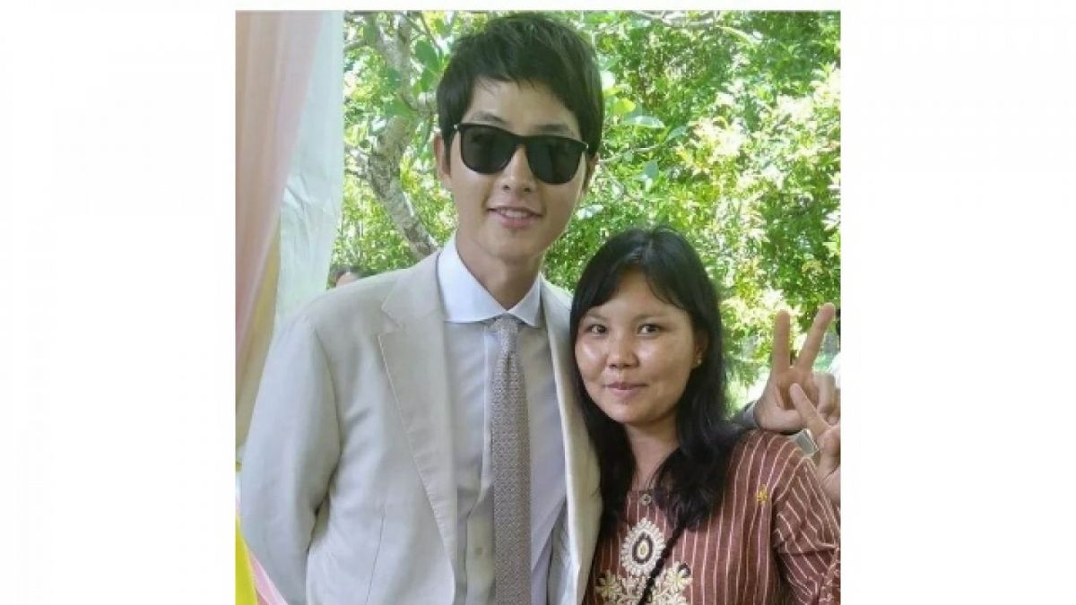 Song Joong Ki saat menghadiri kondangan di Bali dan berfoto bersama penggemarnya. [Instagram/@koreandramanews]
