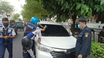 Imbas Ramai Wisatawan di Jogja: Dari Parkir di Bahu Jalan Malioboro Hingga Alun-alun Kotor