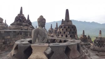 Tuai Kontra, Pemerintah Tunda Tarif Tiket Rp750 Ribu untuk Naik Candi Borobudur
