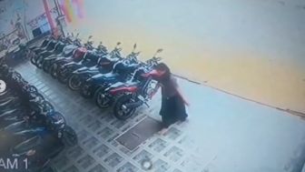 Viral Emak-emak Curi Motor di Showroom, Ending-nya Begini