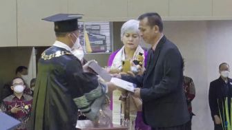 Tepuk Tangan dan Tangis Haru Iringi Prosesi Wisuda Brigadir J yang Diwakili Sang Ayah