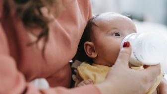 Benarkah Susu Formula Mahal Bisa Membuat Anak Jadi Lebih Pintar?